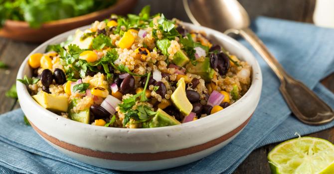 Salade mexicaine de quinoa à l'avocat, haricots noirs et maïs