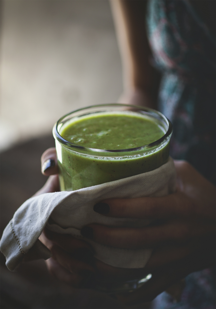 Smoothie à la mangue, épinards & beurre d'amande