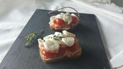 Recette de tartine tomate-mozzarella-crevettes