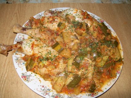 Recette de cuisses de poulet et courgettes à la sauce tomates