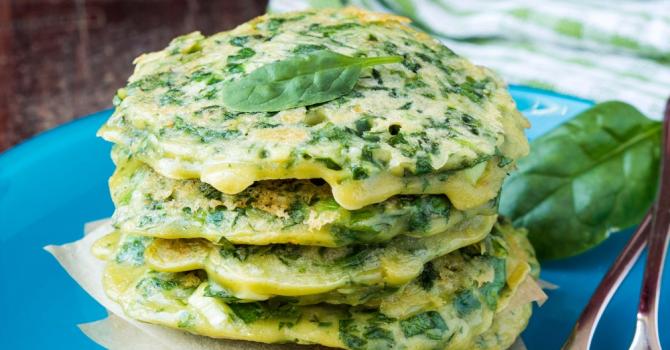 Recette de pancakes légers au thé vert, petits pois, menthe et oignon