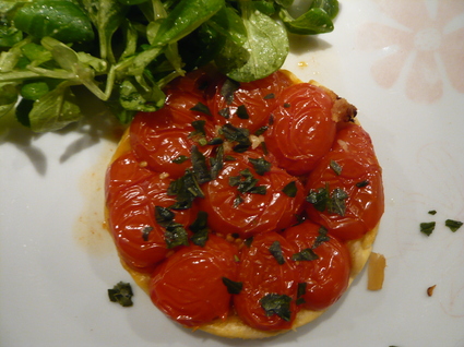 Recette de tatin de tomates cerises, ail et basilic