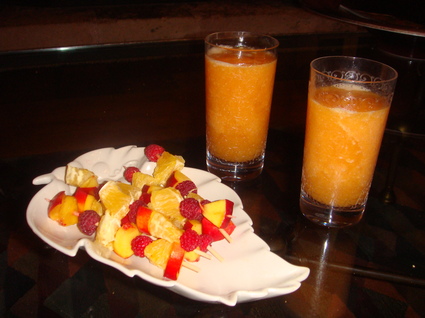 Recette de soupe glacée de melon et brochettes de fruits