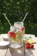 Recette de detox water aux fraises, citron et menthe