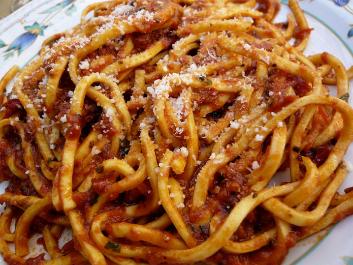Maccheroni ou spaghetti alla chitarra à la sauce tomate : recette