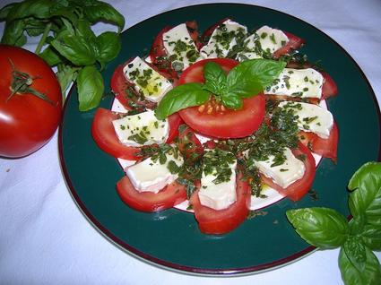 Recette de salade de tomates au chèvre et au basilic
