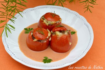 Tomates farcies aux risone et à la viande, sauce crémeuse tomate