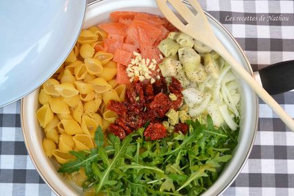 Recette one pot pasta au saumon fumé, tomates séchées et roquette