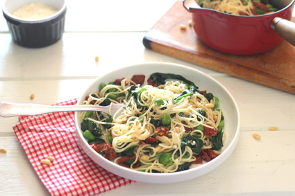 Recette de spaghetti aux épinards, fèves et tomates séchées
