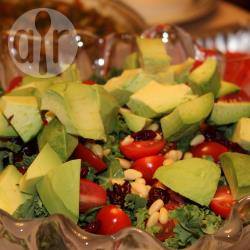 Recette salade de kale, airelles, pignons et avocat – toutes les ...