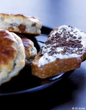 Tartines de pain de campagne à la crème et au chocolat râpé pour 4 ...